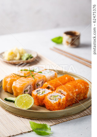 Set of sushi and maki Set of sushi and maki 62475376