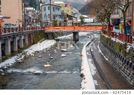 Yumura hot spring with snow scene 62475419