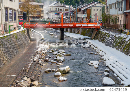 Yumura hot spring with snow scene 62475439