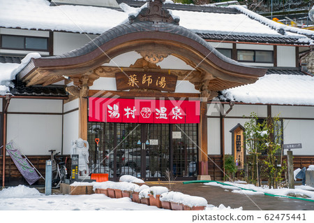 Yumura hot spring with snow scene 62475441
