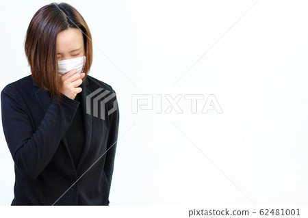 woman wearing a mask 62481001