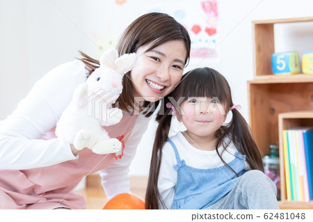 幼兒園老師和女孩 62481048