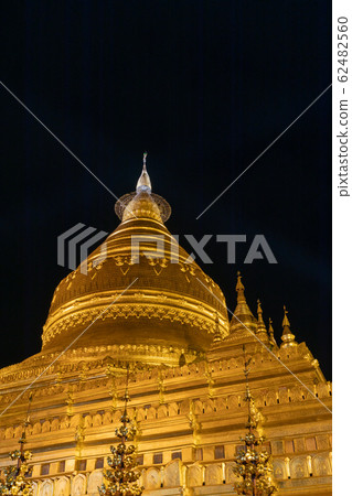 緬甸_ Shwezigon塔的夜景 緬甸_ Shwezigon塔的夜景 62482560