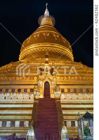緬甸_ Shwezigon塔的夜景 緬甸_ Shwezigon塔的夜景 62482562