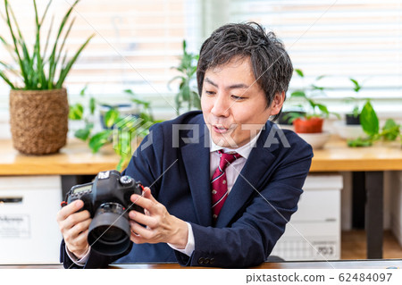 一個男人用相機 62484097