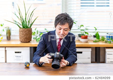 一個男人用相機 62484099