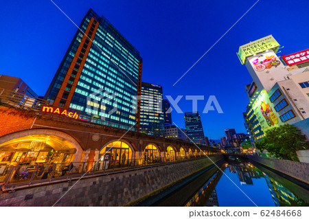 在日本的東京城市景觀，從Manseibashi俯瞰Marchecute和神田河夜景（朝Ochanomizu站向後） 62484668