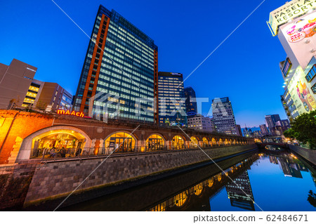 在日本的東京城市景觀，從Manseibashi俯瞰Marchecute和神田河夜景（朝Ochanomizu站向後） 62484671