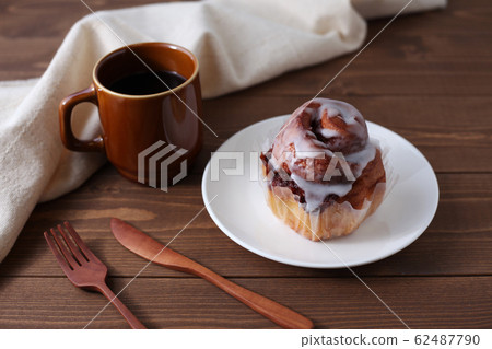 Cinnamon roll hot coffee table 62487790