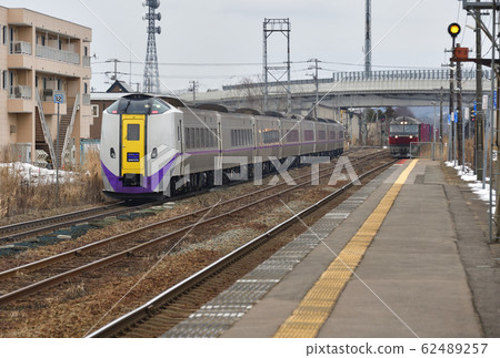 Photographing the scenery of the limited express supermarket Hokuto departing from JR Yakumo Station in winter in Yakumo-cho, Hokkaido 62489257