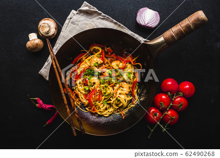 Stir fry noodles 62490268