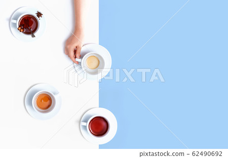 Female hand holding a tea cup 62490692