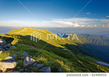 Motoyama hut seen from Iide Motoyama and the ridgeline toward Kawairi Motoyama hut seen from Iide Motoyama and the ridgeline toward Kawairi 62490910