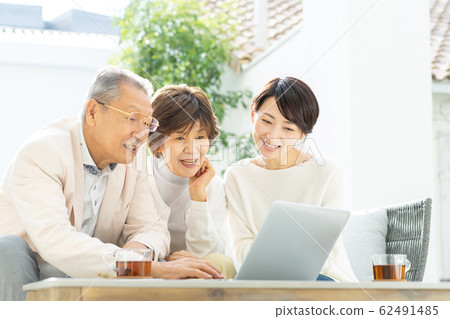 Senior couple parent and child PC family image Senior couple parent and child PC family image 62491485