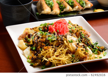 Fried noodles  62492816