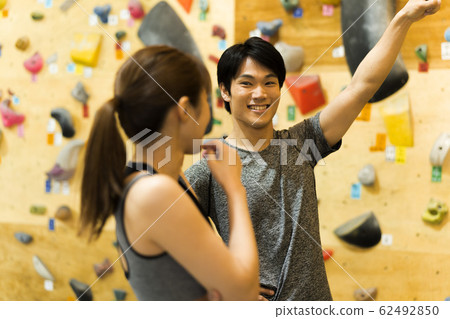Bouldering (young men and women, fitness, training Bouldering (young men and women, fitness, training 62492850
