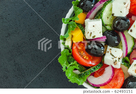 Green salad with tomato and fresh vegetables 62493151