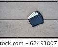 A man lost wallet on the ground 62493807