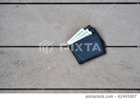 A man lost wallet on the ground 62493807