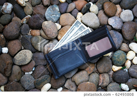 A man lost wallet on the ground 62493808