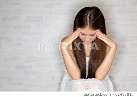 一個女人抱著一個頭 一個女人抱著一個頭 62493813