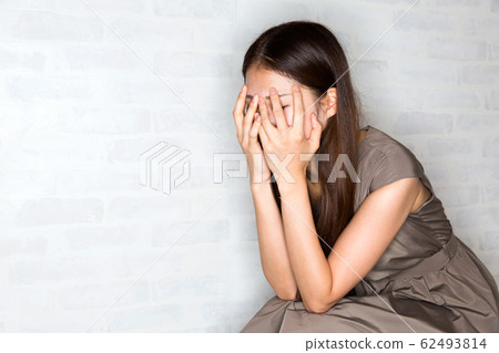 一個女人抱著一個頭 一個女人抱著一個頭 62493814