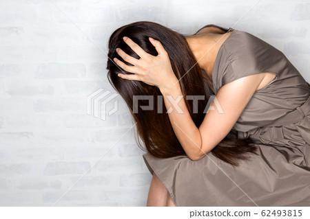 一個女人抱著一個頭 一個女人抱著一個頭 62493815