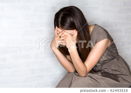 一個女人抱著一個頭 一個女人抱著一個頭 62493816