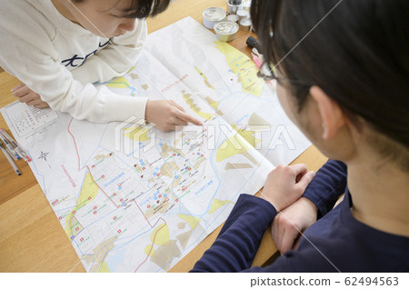 Family members checking evacuation routes 62494563
