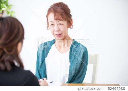 Middle-aged women Middle-aged women 62494988