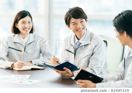 Business men and women 62495329