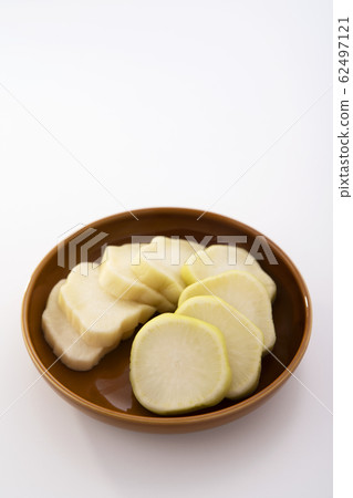 Lightly pickled radish cut 62497121