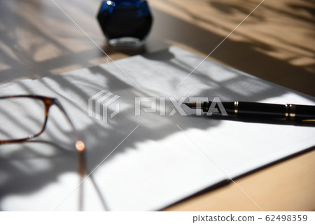 鋼筆,筆記本和眼鏡 鋼筆,筆記本和眼鏡 62498359
