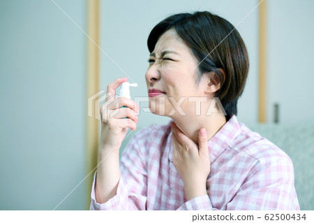 Image of a woman with a sore throat 62500434