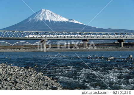 Fuji and the bullet train 62501228