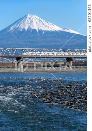 Fuji and the bullet train 62501368