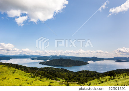 從日本北海道東部的Bihoro Pass看到的八月的阿寒麻州國家公園 62501891