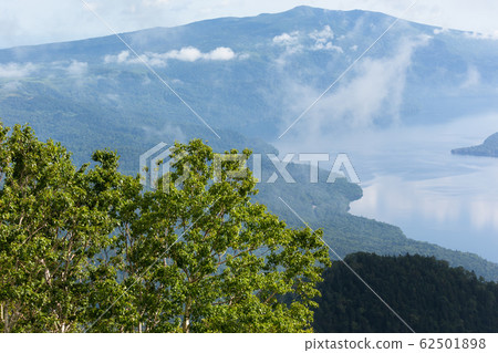 從日本北海道東部的Tsutsutsu Pass看到的八月的阿寒麻州國家公園 62501898