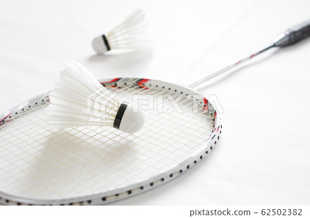 Badminton racket and shuttle 62502382