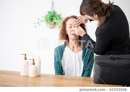 Middle-aged and elderly women (eye shadows) who are makeup by beauty staff 62503046