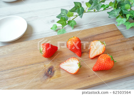 草莓在廚房裡。餐桌上的草莓 62503564
