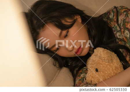 生活方式的女人在屋內放鬆 62505330