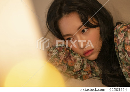 生活方式的女人在屋內放鬆 62505334