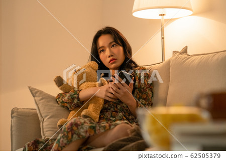 生活方式的女人在屋內放鬆 62505379