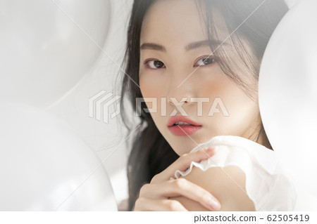 美麗女人化妝 62505419