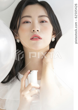 美麗女人化妝 62505426