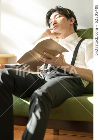 室內的商人 62505489