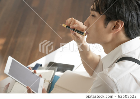 時尚的商人 62505522