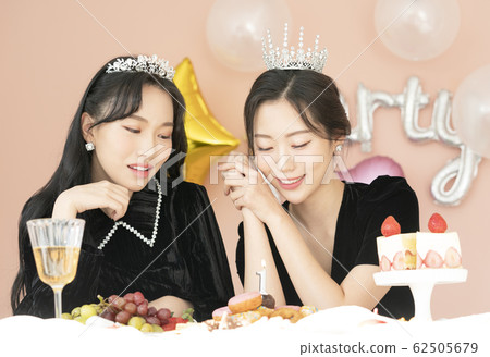 美麗女人慶祝 62505679