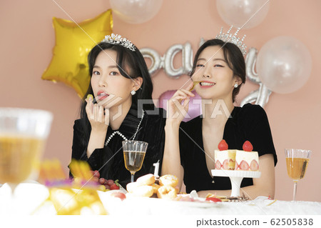 美麗女人慶祝 62505838